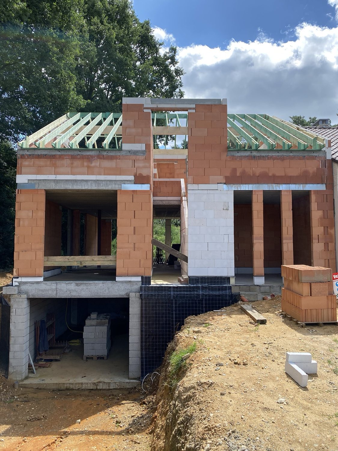 Moderne ruwbouw in Genk — kubisch volume