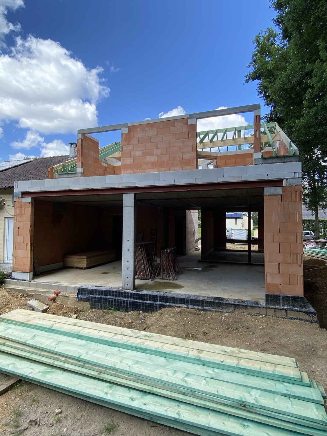 Moderne ruwbouw in Genk — gevel met glaspartij