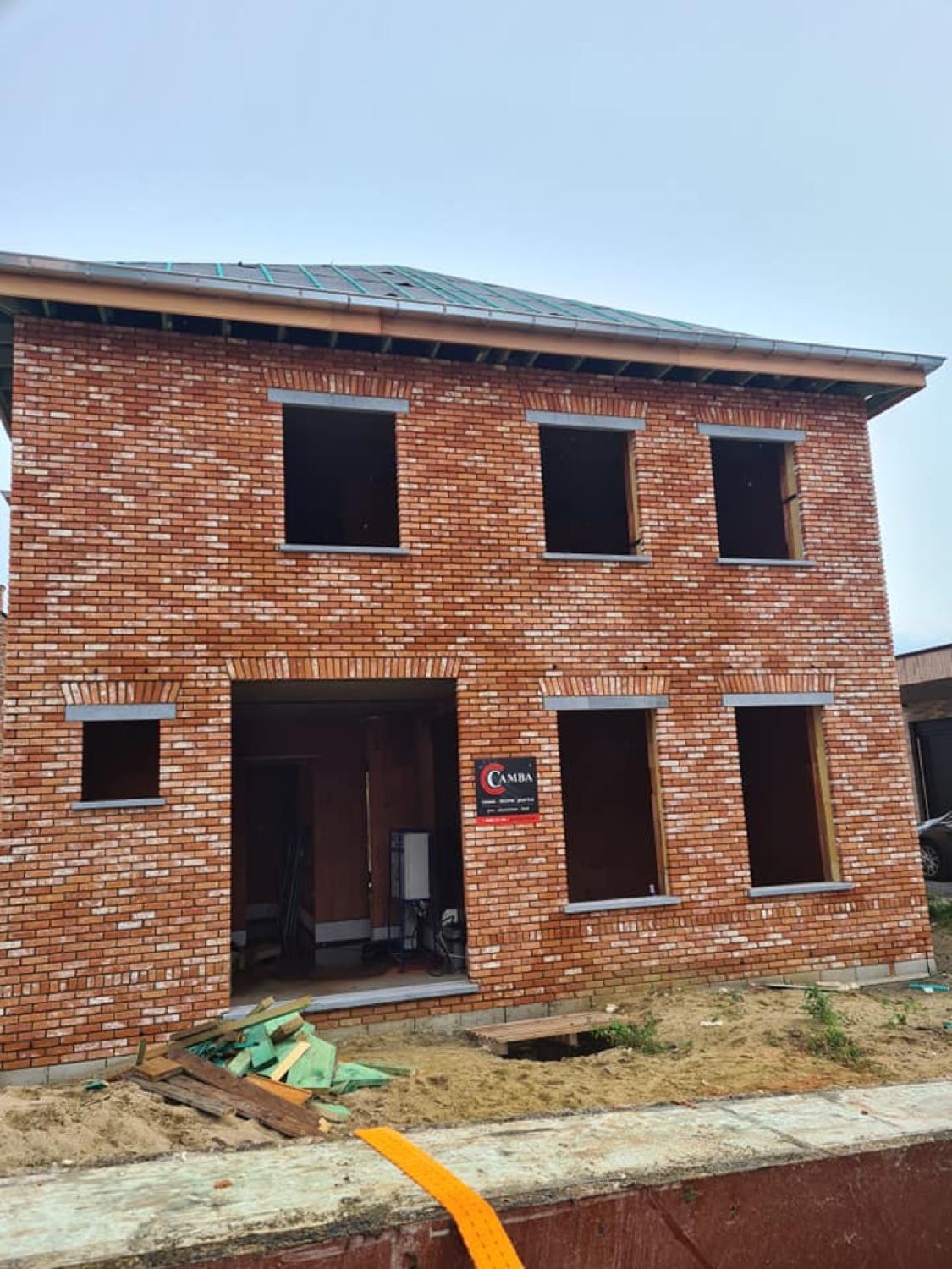 Ruwbouw pastorijwoning in Oudsbergen — afwerking gevel
